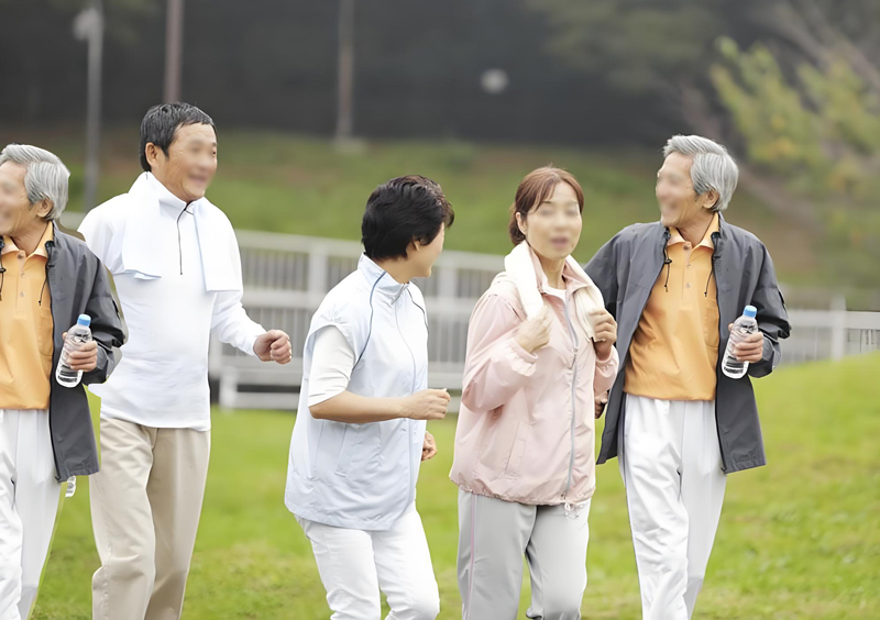 老年人+年轻人.jpg